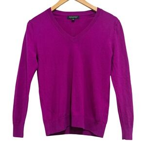 Banana Republic Womens XS Magenta 100% Merino Wool V-Neck Sweater Preppy Classic